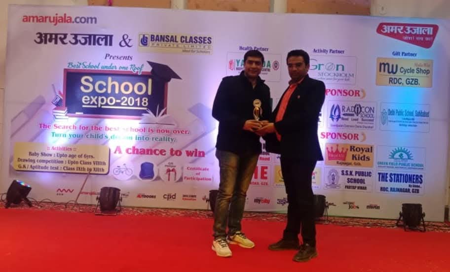 Swapnil G. receiving recognition at Amar Ujala School Expo 2018